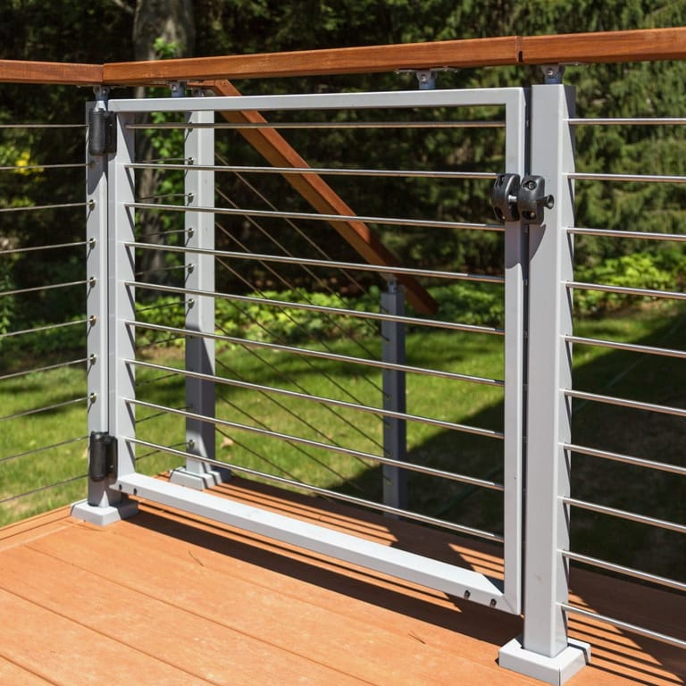 Barandal de cable de acero inoxidable con pasamanos de madera, marco de aluminio pintado y puerta de seguridad integrada — detalle de barandal en Utah por CasaMás Construction